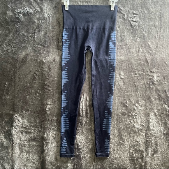 Spanx Aztec Stripe Blue Seamless Leggings Size Medium - Picture 6 of 9